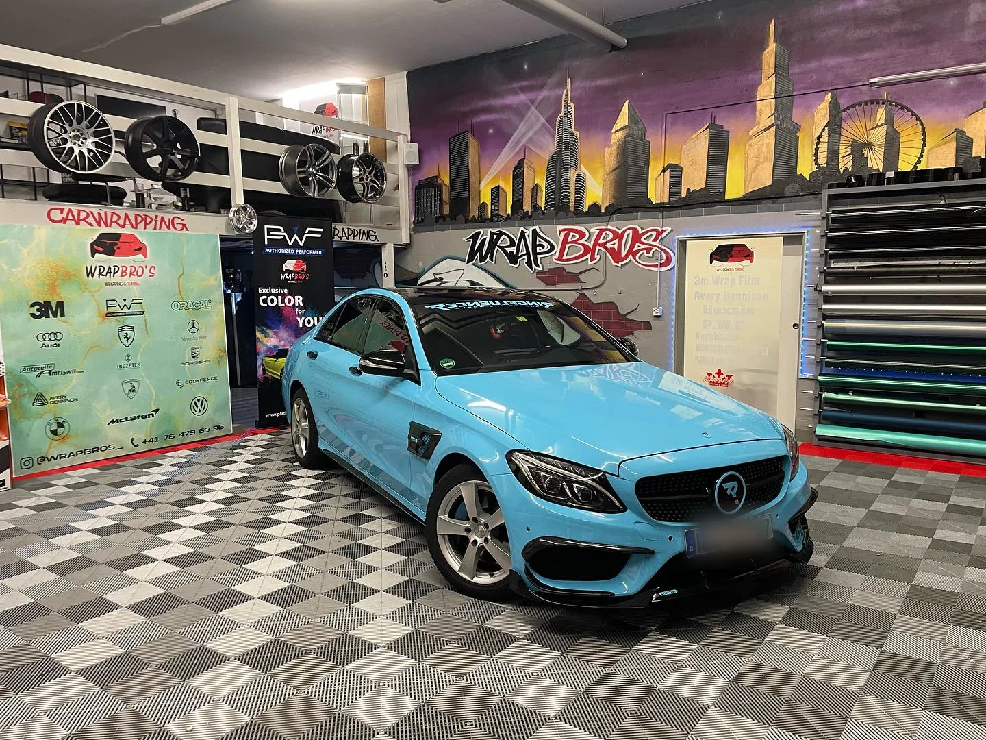 Fahrzeug für Senad Gashi (Ringfluencer Mobil), Folierung + Beschriftung + Reinigung