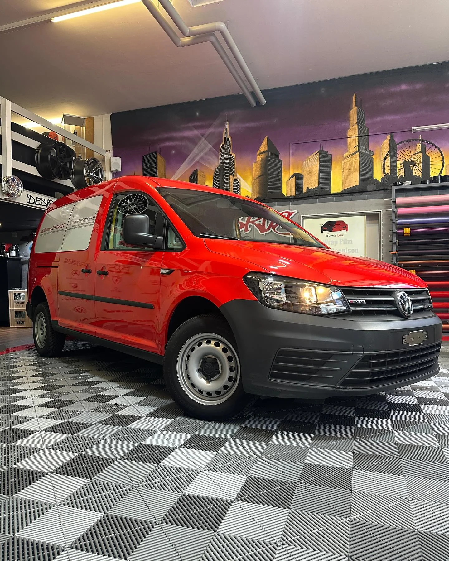 VW Caddy (Firmenfahrzeug Peter Widmer AG), Folierung + Beschriftung + Lackierung